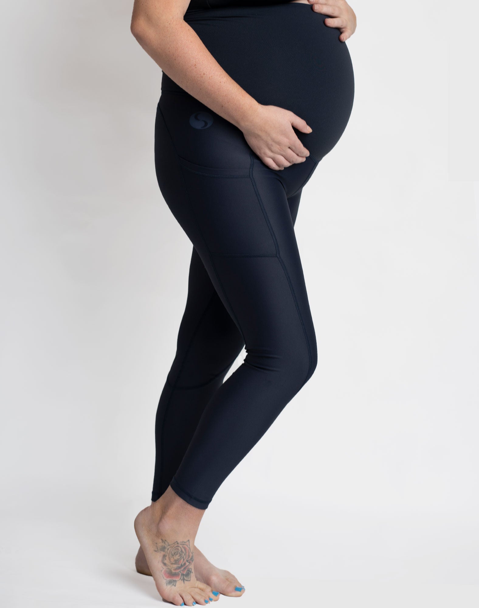 Pocket function of dark blue pregnancy leggings