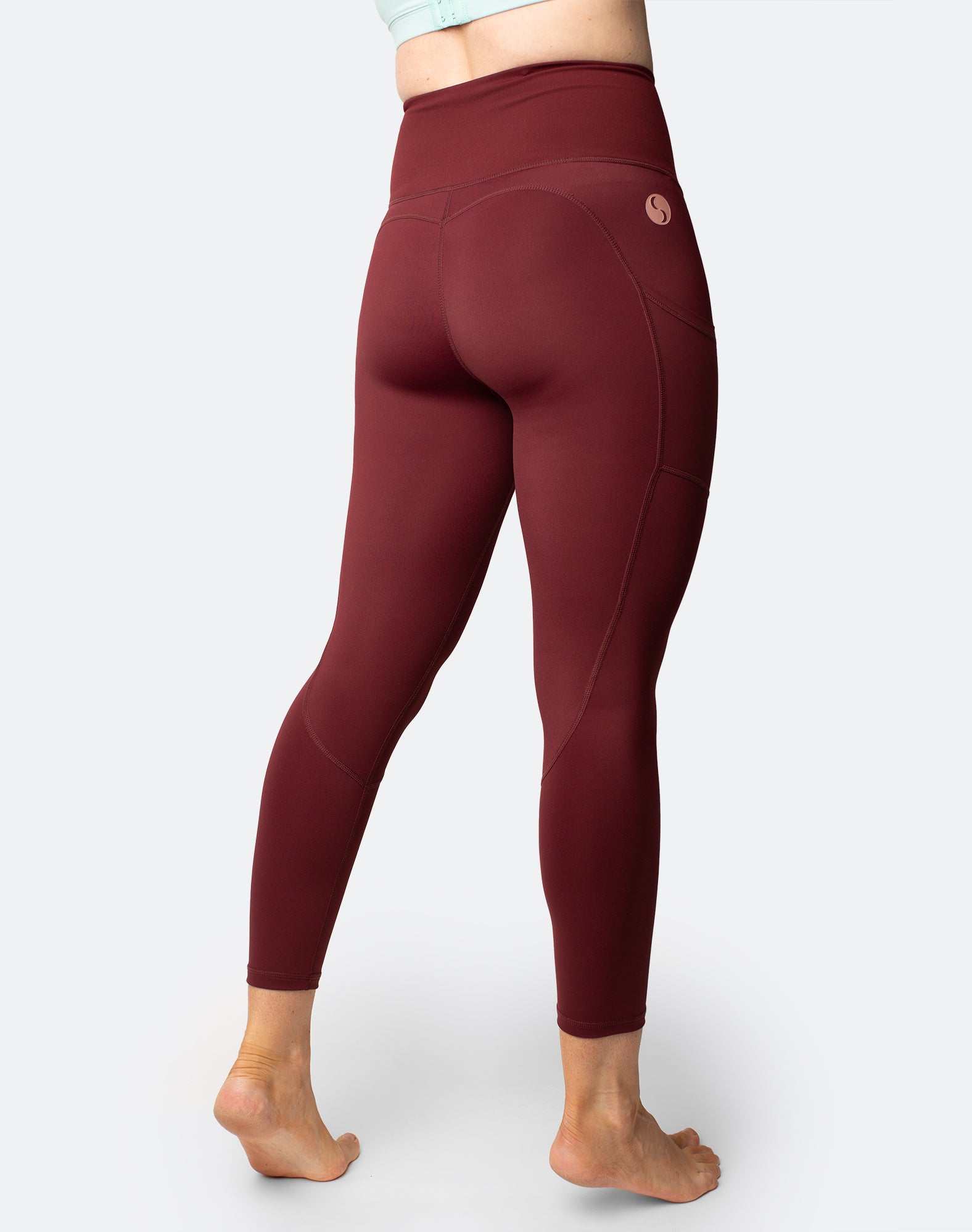 Active mum wearing bordeaux 7/8 high waisted leggings