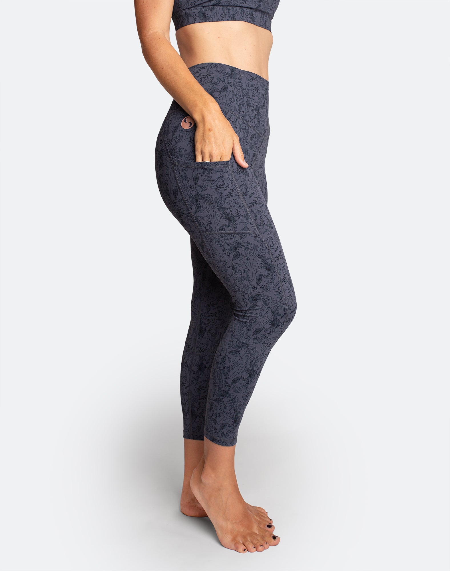 Pocket function of high waisted postnatal leggings in blue