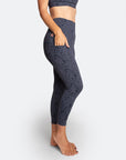 Pocket function of high waisted postnatal leggings in blue