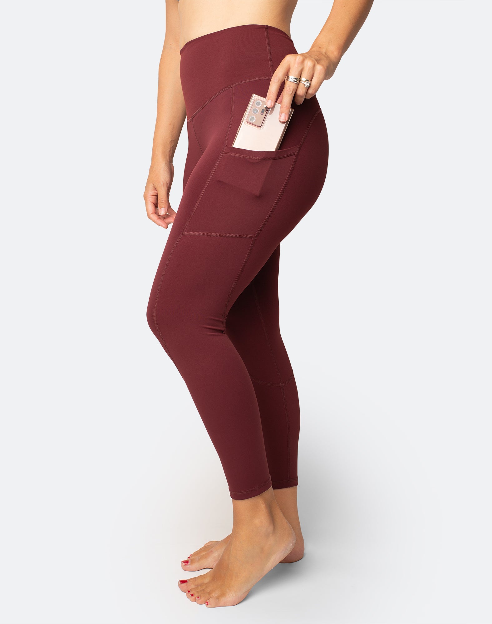 Side view showing pocket function of 7/8 high waisted leggings